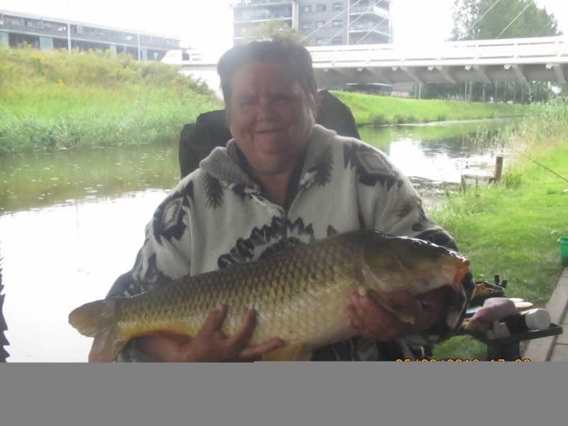 Lenny Strijland met een Haarlemmermeer Karper